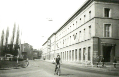 Stadtarchiv Weimar, 60 10-5/23, Blick von der Bertuchstraße in die Ernst-Thälmann-Straße, ohne Datum