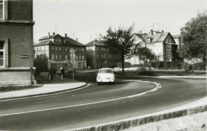 Stadtarchiv Weimar, 60 10-5/23, Blick von der Museum-Ruine zur Ernst-Thälmann-Straße, 1985