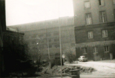 Stadtarchiv Weimar, 60 10-5/23, Blick aus der Brennerstraße auf das Mehrzweckgebäude mit der Beton-Lamellen-Fassade, ohne Datum