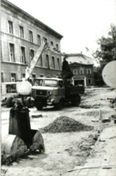 Stadtarchiv Weimar, 60 10-5/23, Blick von der Museum-Ruine zur Ernst-Thälmann-Straße, ohne Datum