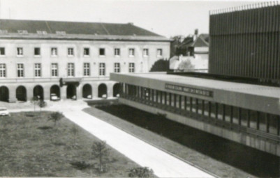 Stadtarchiv Weimar, 60 10-5/23, Blick vom Bibliotheksgebäude  der Hochschule für Architektur und Bauwesen auf den Karl-Marx-Platz , ohne Datum