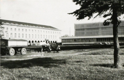 Stadtarchiv Weimar, 60 10-5/23, Blick auf die Fläche vor dem Mehrzweckgebäude am Karl-Marx-Platz , 1985