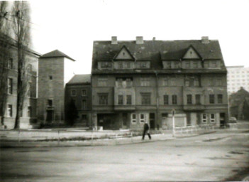 Stadtarchiv Weimar, 60 10-5/23, Blick aus der Bertuchstraße auf die Häuser Karl-Liebknecht-Straße 18/20, ohne Datum