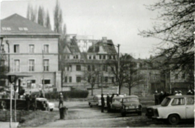 Stadtarchiv Weimar, 60 10-5/23, Blick von der Minol-Tankstelle zum ehemaligen "Vier-Giebel-Haus", 1984