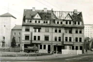 Stadtarchiv Weimar, 60 10-5/23, Blick aus der Bertuchstraße auf die Häuser Karl-Liebknecht-Straße 18/20, 1984