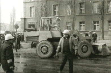 Stadtarchiv Weimar, 60 10-5/23, Blick auf das Internatsgebäude der Fachschule für Staatswissenschaften "Edwin Hoernle", 1984