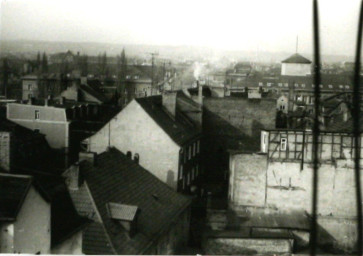 Stadtarchiv Weimar, 60 10-5/23, Blick zum Karl-Marx-Platz aus dem Dachfenster der Buchdruckerei "Reinhold Schindler" (Rollplatz 7)?, ohne Datum