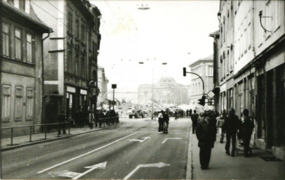 Stadtarchiv Weimar, 60 10-5/23, Blick aus der Karl-Liebknecht-Straße zum Karl-Marx-Platz, 1984