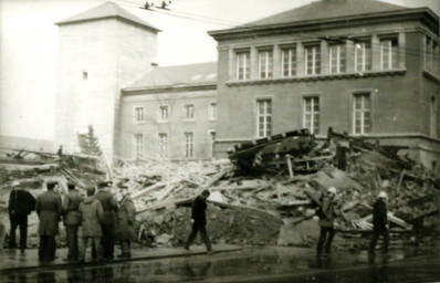 Stadtarchiv Weimar, 60 10-5/23, Blick aus der Bertuchstraße auf Trümmerhaufen der Gebäude Karl-Liebknecht-Straße 18/20, 1984