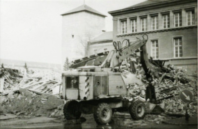 Stadtarchiv Weimar, 60 10-5/23, Blick auf das Turmhaus der Fachschule für Staatswissenschaften "Edwin Hoernle" am Karl-Marx-Platz , 1984