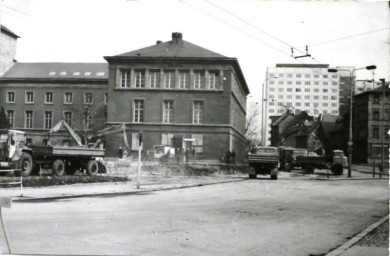 Stadtarchiv Weimar, 60 10-5/23, Blick auf die Kreuzung Bertuchstraße/Karl-Liebknecht-Straße/ Friedensstraße, 1984