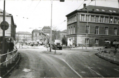 Stadtarchiv Weimar, 60 10-5/23, Blick aus der Karl-Liebknechtstraße zum Karl-Marx-Platz , 1984