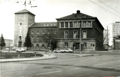 Stadtarchiv Weimar, 60 10-5/23, Blick auf das Turmhaus derFachschule für Staatswissenschaften "Edwin Hoernle" am Karl-Marx-Platz, 1988