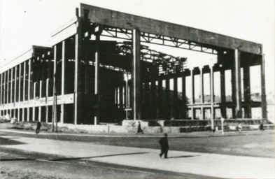 Stadtarchiv Weimar, 60 10-5/23, Blick auf die Süd-Ostansicht der Ruine "Kongreßhalle", um 1960