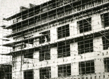 Stadtarchiv Weimar, 60 10-5/23, Blick auf die Baustelle des geplanten Mehrzweckgebäudes in der Friedensstraße, 1980