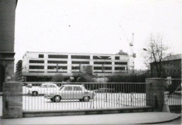 Stadtarchiv Weimar, 60 10-5/23, Blick vom Karl-August-Platz zur Baustelle des Mehrzweckgebäudes, 1980