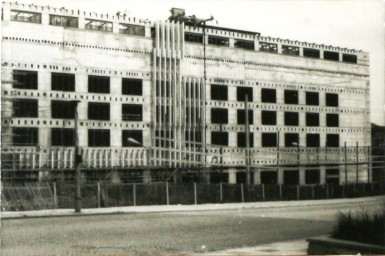 Stadtarchiv Weimar, 60 10-5/23, Blick vom Jakobsplan auf die Baustelle des Mehrzweckgebäudes, 1980