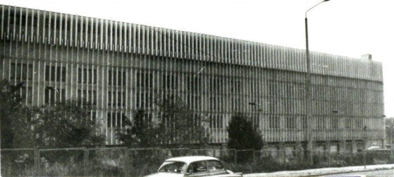 Stadtarchiv Weimar, 60 10-5/23, Blick vom Jakobsplan zum Mehrzweckgebäude, 1980