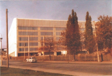 Stadtarchiv Weimar, 60 10-5/23, Blick von der Friedensstraße auf das Mehrzweckgebäude , ohne Datum