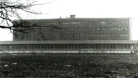 Stadtarchiv Weimar, 60 10-5/23, Blick vom Karl-Marx-Platz auf das Mehrzweckgebäude, 1984