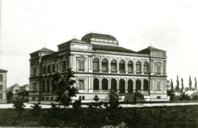 Stadtarchiv Weimar, 60 10-5/24, Blick auf den Museums-Platz mit Landesmuseum (heutiger Weimarplatz), ohne Datum