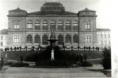 Stadtarchiv Weimar, 60 10-5/24, Blick auf den Museumsplatz mit Landesmuseum , um 1900