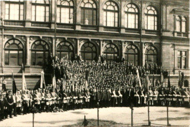 Stadtarchiv Weimar, 60 10-5/24, Jenaer Studenten vor dem Landesmuseum, ohne Datum