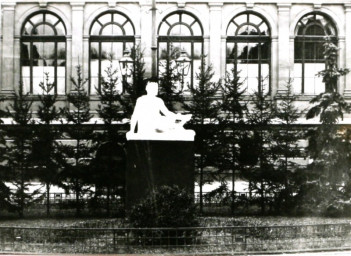 Stadtarchiv Weimar, 60 10-5/24, Blick auf eine Statue vor dem Landesmuseum, ohne Datum