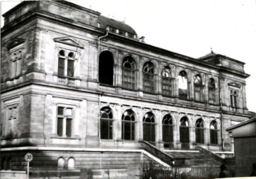 Stadtarchiv Weimar, 60 10-5/24, Blick Süd-Westansicht des Landesmuseums, 1974