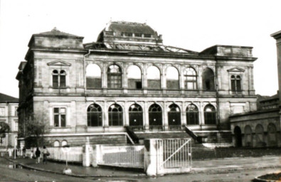 Stadtarchiv Weimar, 60 10-5/24, Blick zur Museumsruine vom Karl-Marx-Platz, 1984