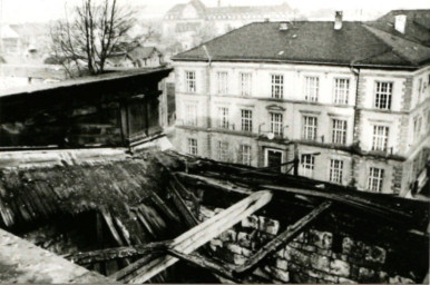 Stadtarchiv Weimar, 60 10-5/24, Blick aus dem zerstörten Dach des Landesmuseums, 1989