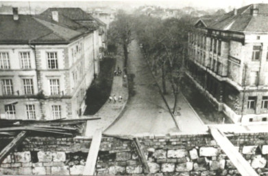 Stadtarchiv Weimar, 60 10-5/24, Blick vom zerstörten Dach des Landesmuseums in die Leninstraße , ohne Datum