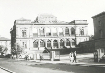 Stadtarchiv Weimar, 60 10-5/24, Blick auf den Karl-Marx-Platz mit Museums-Ruine, um 1980