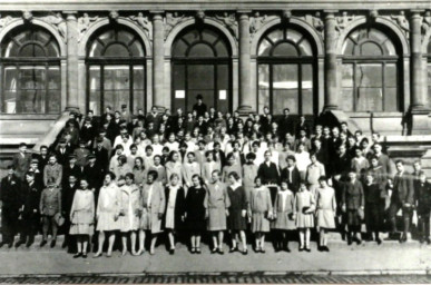 Stadtarchiv Weimar, 60 10-5/24, Blick auf den Adolf-Hitler-Platz, um 1940