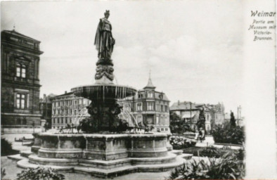 Stadtarchiv Weimar, 60 10-5/24, Weimar, Partie am Museum mit Victoria-Brunnen, 1930