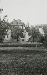 Stadtarchiv Weimar, 60 10-5/24, Blick vom Karl-August-Platz mit Grünanlage auf die Straße "Am Asbach", um 1933