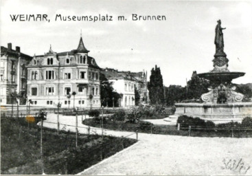 Stadtarchiv Weimar, 60 10-5/24, WEIMAR, Museumsplatz m. Brunnen, ohne Datum