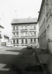 Stadtarchiv Weimar, 60 10-5/25, Blick vom August-Baudert-Platz in die Brennerstraße, Haus Nr. 40, um 1970