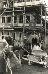 Stadtarchiv Weimar, 60 10-5/25, Blick auf die Baustelle Brennerstraße 65a, 1950