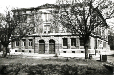 Stadtarchiv Weimar, 60 10-5/25, Blick vom Rathenauplatz auf die Karl-Marx-Oberschule I., ehemalige Sophienschule , um 1980