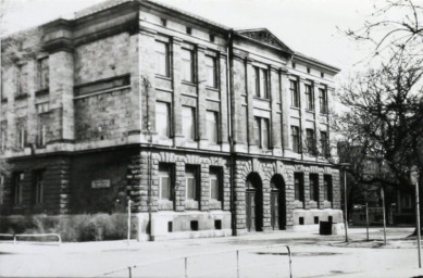 Stadtarchiv Weimar, 60 10-5/25, Blick auf Karl-Marx-Oberschule I., ehemalige Sophienschule, um 1980