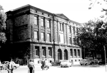 Stadtarchiv Weimar, 60 10-5/25, Blick auf  Karl-Marx-Oberschule I., ehemalige Sophienschule, 1980