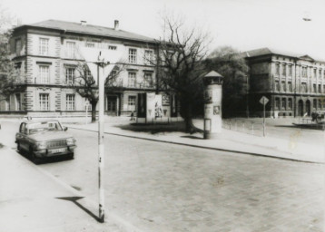 Stadtarchiv Weimar, 60 10-5/25, Blick zum Rathenauplatz mit Karl-Marx-Oberschule I. und II., 1980