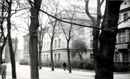 Stadtarchiv Weimar, 60 10-5/25, Blick von der Leninstraße (heute Carl-August-Allee) zum Rathenauplatz, 1985