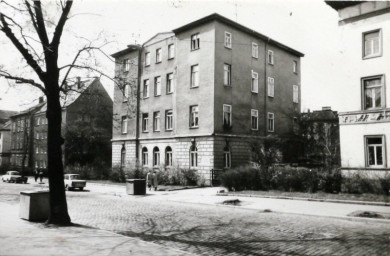 Stadtarchiv Weimar, 60 10-5/24, Blick in die Leninstraße 1-9 (heute Carl-August-Allee) , 1986