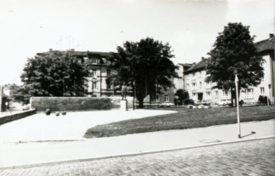 Stadtarchiv Weimar, 60 10-5/25, Blick von der Leninstraße zum "Platz der 56.000" , 1988