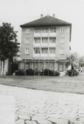 Stadtarchiv Weimar, 60 10-5/25, Blick vom Platz der 56.000 auf Leninstraße 11, 1988