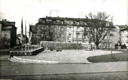 Stadtarchiv Weimar, 60 10-5/25, Blick von der Leninstraße zum Platz der 56.000 (früher Watzdorfplatz), 1983