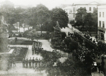 Stadtarchiv Weimar, 60 10-5/25, Watzdorfplatz mit Kriegerdenkmal 1870/71, ohne Datum