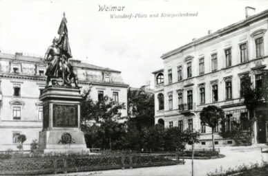 Stadtarchiv Weimar, 60 10-5/25, Blick auf den Watzdorf-Platz mit Kriegerdenkmal, ohne Datum